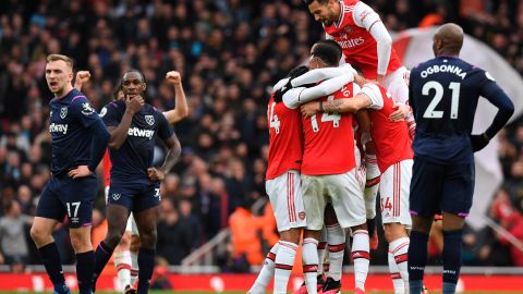 Los partidos de la Premier League se disputarían sin aficionados en ese rango de edad.