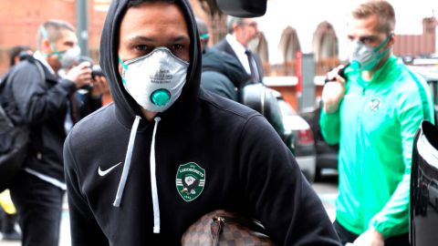 Los jugadores del Ludogorets llegando a Milán con cubrebocas para su compromiso en la Europa League.