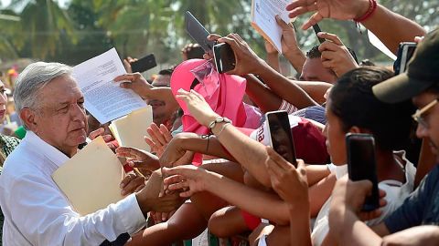 López Obrador se niega a evitar el contacto físico.