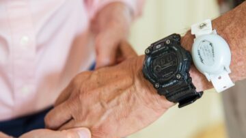 La pulsera es difícil de quitar y puede usarse en todo momento. / Fotos: Cortesía de LA Found.
