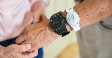 La pulsera es difícil de quitar y puede usarse en todo momento. / Fotos: Cortesía de LA Found.