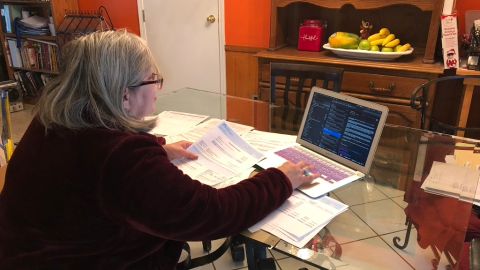 Martha Ugarte revisa sus cobros médicos. (Suministrada)