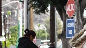 Decenas de migrantes a la espera de asilo, buscan hoy más que nunca apoyo legal. /  foto: Manuel Ocaño.