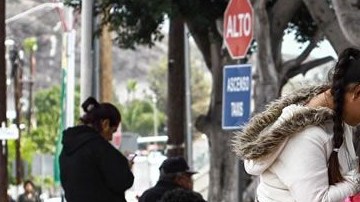 Decenas de migrantes a la espera de asilo, buscan hoy más que nunca apoyo legal. /  foto: Manuel Ocaño.