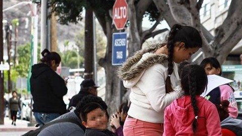 Decenas de migrantes a la espera de asilo, buscan hoy más que nunca apoyo legal. /  foto: Manuel Ocaño.