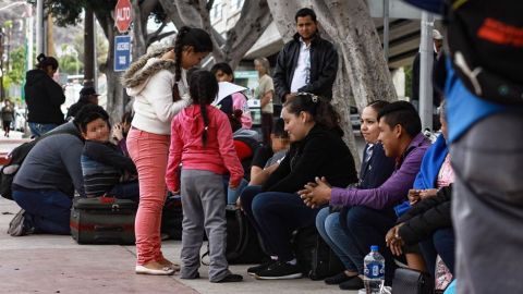 Decenas de migrantes a la espera de asilo, buscan hoy más que nunca apoyo legal. /  foto: Manuel Ocaño.