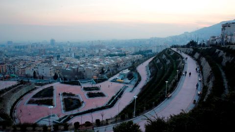 La ciudad donde se excavaron las zanjas esta 75 millas al sur de Teherán.