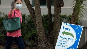 Una mujer después de votar en Florida.