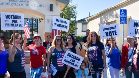 En Whittier un grupo de mujeres bailaron e invitaron a la gente a votar.