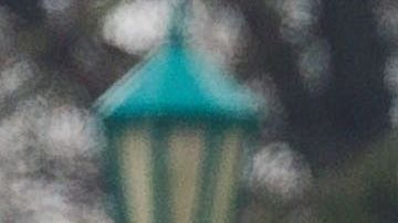 Un oficial de policía custodia la entrada a la zona donde opera un nuevo laboratorio para pruebas de coronavirus en la localidad de Rochelle in New Rochelle.