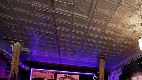 Restaurantes como este steakhouse de Greenville, Texas, se han quedado solos.