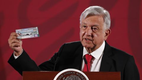 AMLO muestra su billete para la rifa del avión presiencial.