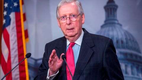 McConnell habla a los medios después de que el Senado aprobó la Ley de Ayuda, Alivio y Seguridad Económica de Coronavirus (Ley CARES).