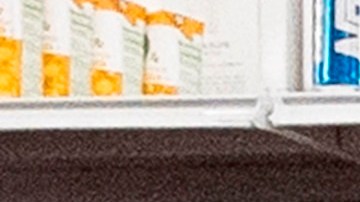 Un alguacil patrulla un supermercado en Los Ángeles, para que se mantenga el distanciamiento social.