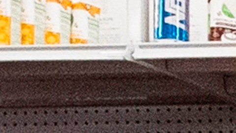 Un alguacil patrulla un supermercado en Los Ángeles, para que se mantenga el distanciamiento social.