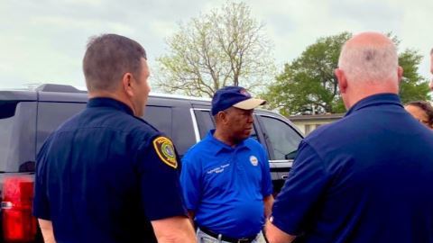 El alcalde de Houston, Sylvester Turner (centro).