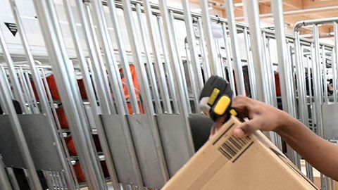 Imagen ilustrativa de un empleado de Amazon.