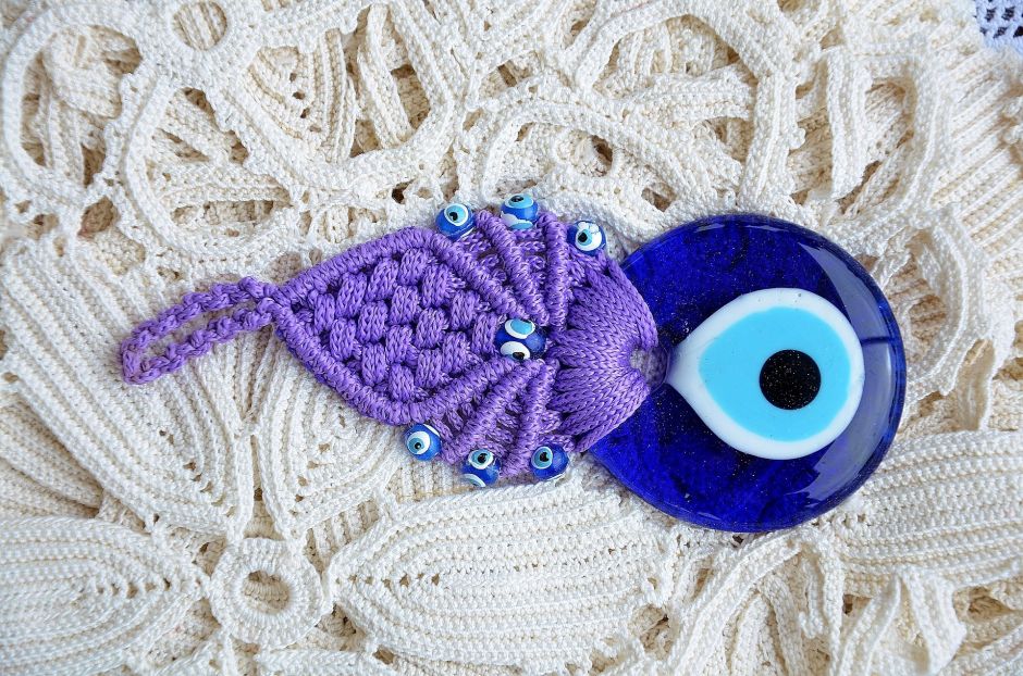 Amuletos que funcionan como escudos contra el mal de ojo | La Opinión