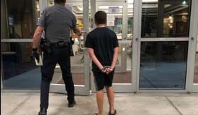 El niño fue acusado de un delito grave de amenaza.