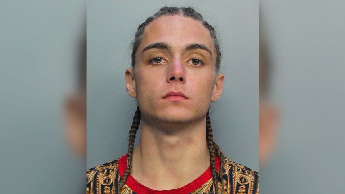 Nathan Roe, de 18 años, ahora está en la cárcel de Miami. 