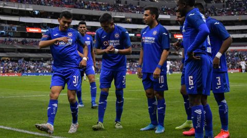 Jugadores del Cruz Azul festejan en el Estadio Azteca.