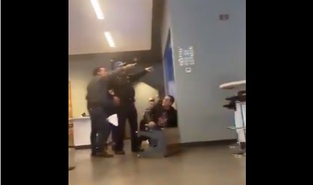 La gente se refugió al escuchar los disparos.