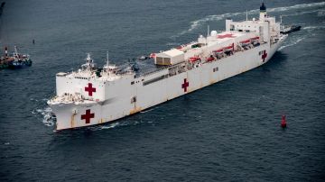 El buque hospital USNS Mercy de la Marina estadounidense navegando (Foto archivo 2018).