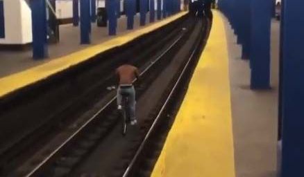 Un usuario del Subway de NYC corrió con su bici por los rieles de la estación.