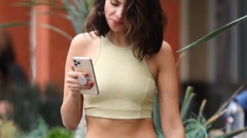 Photo © 2020 Backgrid/The Grosby Group
Spain: Lagencia Grosby

Los Angeles, CA  - 27 FEBRUARY 2020 

EXCLUSIVE

Eiza Gonzalez shows off her fit figure in blue leggings and a sports bra as she covers her makeup-free face after a quick healthy bite at Erewhon Market in Los Angeles.

Pictured: Eiza Gonzalez