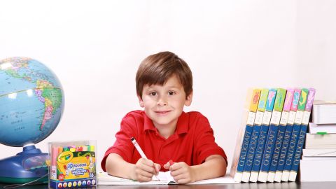 niño en escuela