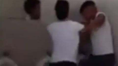 El estudiante víctima de acoso tiene 14 años y retraso mental.