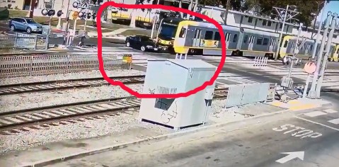 Un segundo después el tren arrastró el auto al chocar.