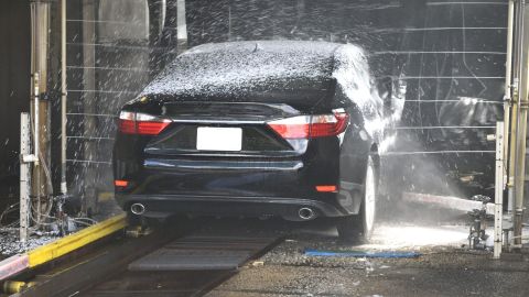 Asegúrate que el autolavado al que acudes use productos especiales para lavar los autos, de lo contrario busca otra alternativa