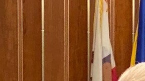 Carlos Perea  (c) juramenta para el cargo. / cortesía del ayuntamiento de Santa Ana.