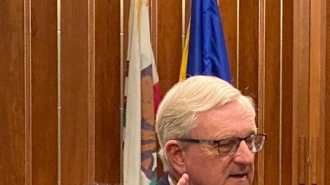 Carlos Perea  (c) juramenta para el cargo. / cortesía del ayuntamiento de Santa Ana.