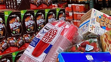 La gente sale de las tiendas con los carritos a tope. (Cortesía)