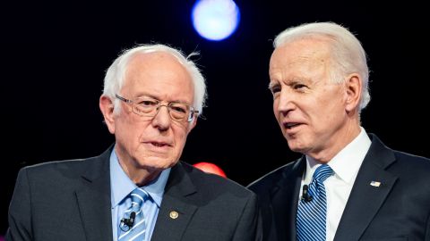 Bernie Sanders (i) y Joe Biden son grandes amigos fuera de las contiendas de campaña.