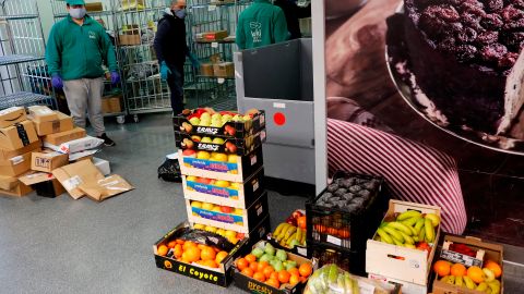 Trabajadores de un banco de alimentos en España realizando sus labores.