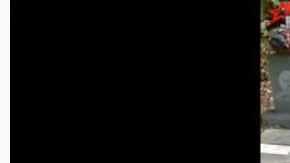 La bebé saluda y lanza besos al aire.