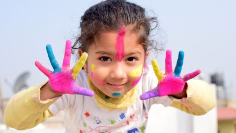 niña jugando