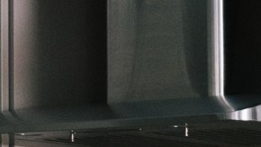 El brillo del grifo combinado con las manijas del gabinete roba la mirada de más de uno.