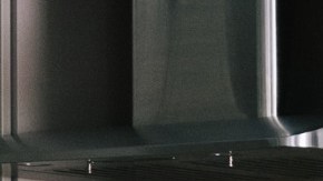 El brillo del grifo combinado con las manijas del gabinete roba la mirada de más de uno.