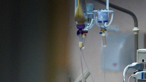 Un paciente con COVID-19 es atendido en un hospital de Milán, Italia.