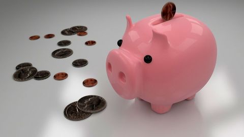 No tienes que apartar tanto dinero para terminar el año con $1,000 ahorrados.