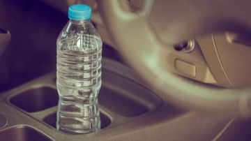 Una botella de plástico podría convertirse en la peor arma para tu automóvil si no tomas las debidas precauciones