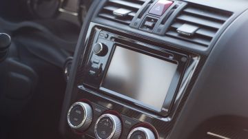La mala instalación de un sonido podría dañar los componentes de audio de tu auto