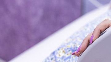 Depilación con láser en la piel de las piernas de una mujer.