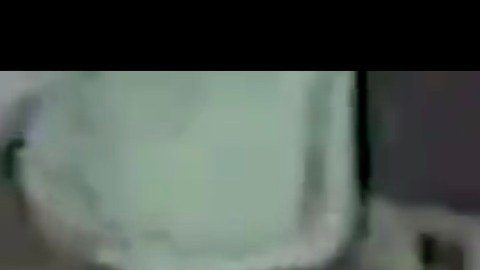 Captura del video difundido en Twitter donde aparece el expolicía Adrián Santos, presuntamente, consumiendo cocaína.
