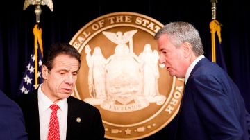 Cuomo (izquierda) y De Blasio difieren sobre mantener encerrados a los neoyorquinos en medio de la crisis por coronavirus.