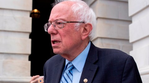 Bernie Sanders consideró insuficiente el pago único de $1,000 que proponen los republicanos.